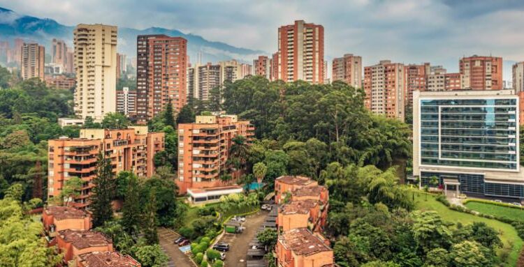 Comprar vs arrendar vivienda en Medellín: ¿qué conviene más en 2025?