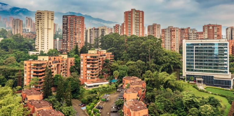 Comprar vs arrendar vivienda en Medellín: ¿qué conviene más en 2025?